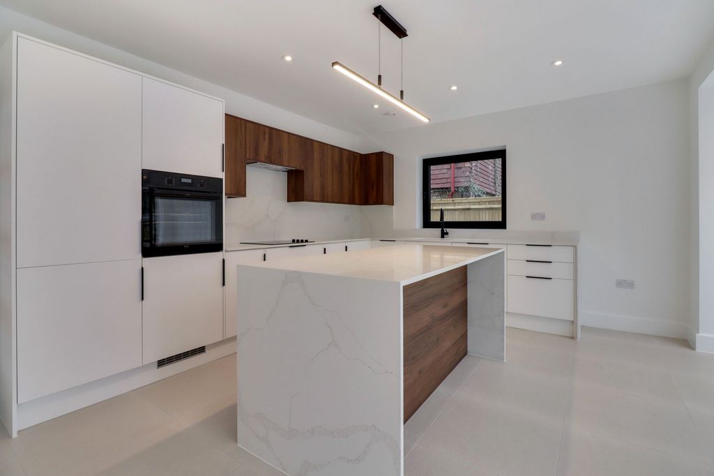 Property photo 2 of 32