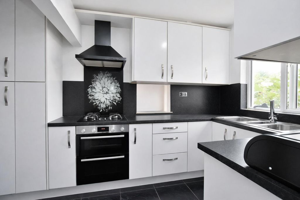 Property photo 2 of 15 0B73F21F-Bab3-459d-B13B-Adb676Dbfc5E.Png