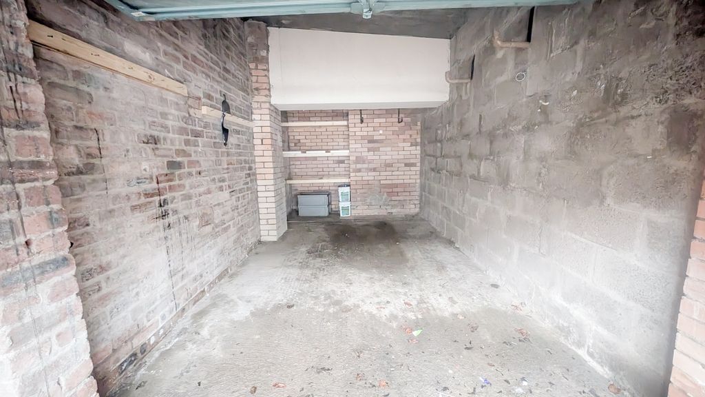 Property photo 3 of 5 Garage