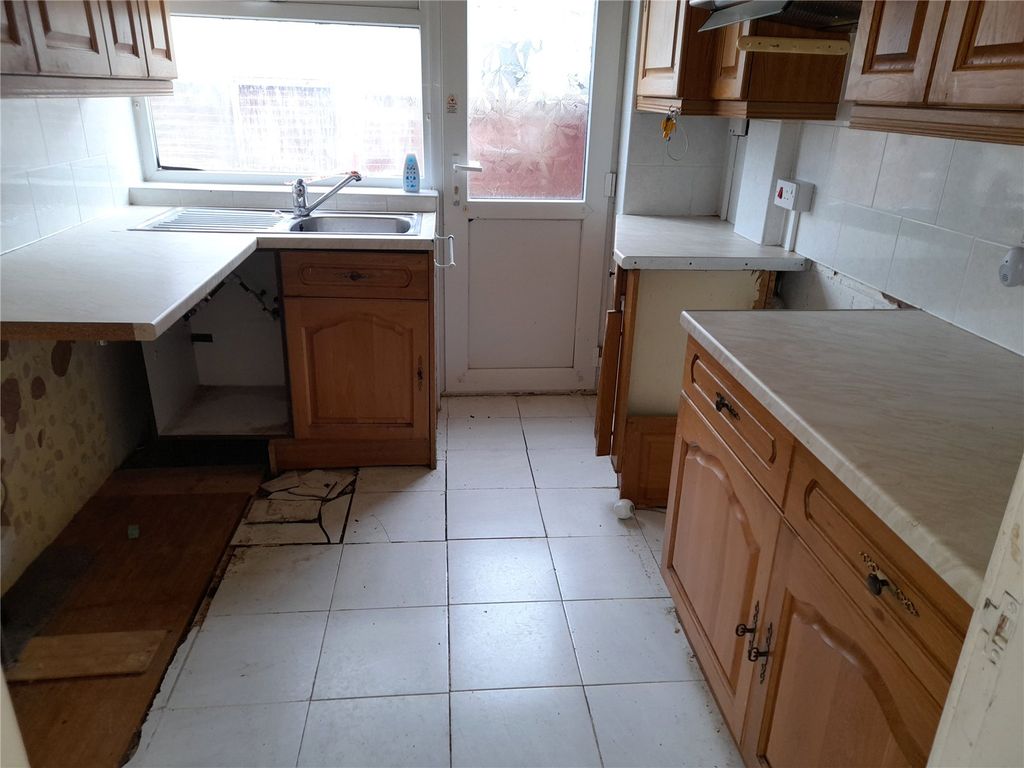 Property photo 3 of 12 Kitchen