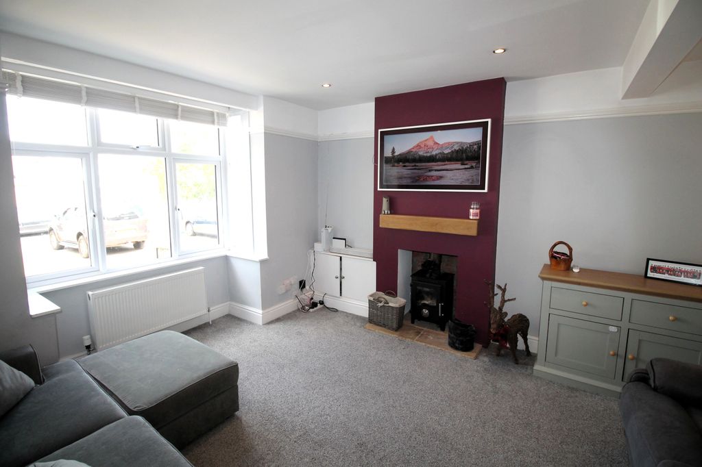 Property photo 3 of 17 Lounge