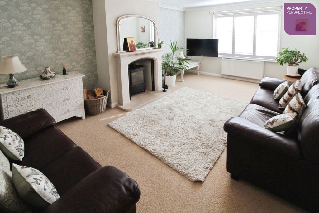 Property photo 2 of 18 Lounge