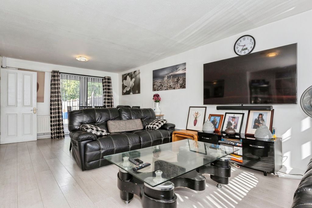 Property photo 2 of 15 Lounge