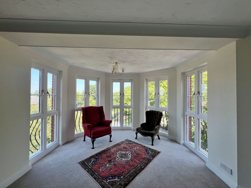 Property photo 3 of 17 Living Room1