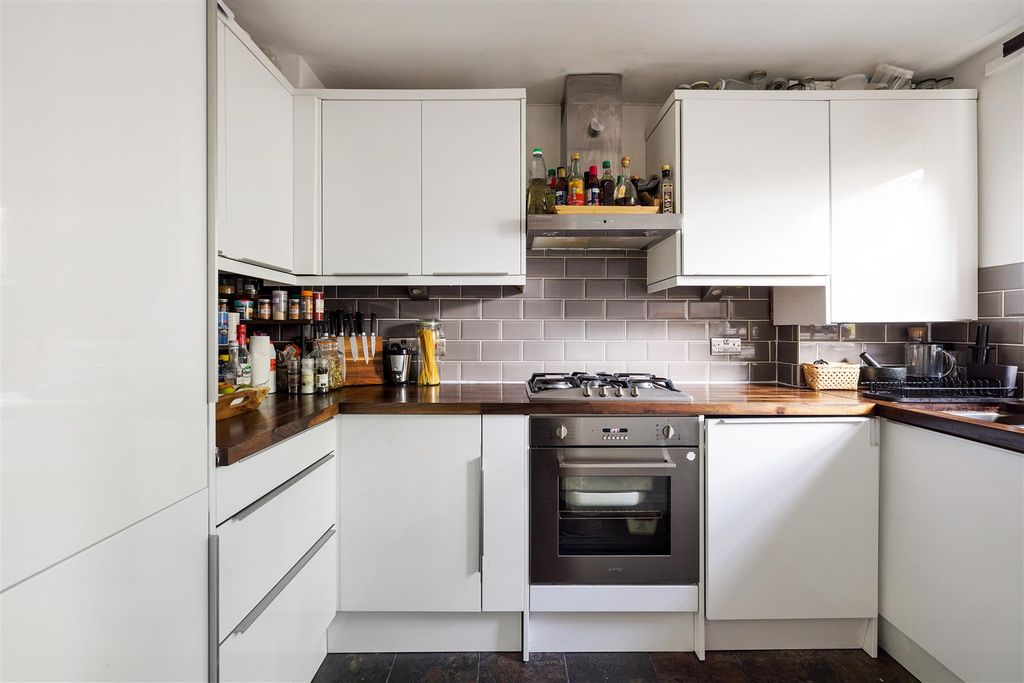 Property photo 3 of 25 Earlston Grove, E9