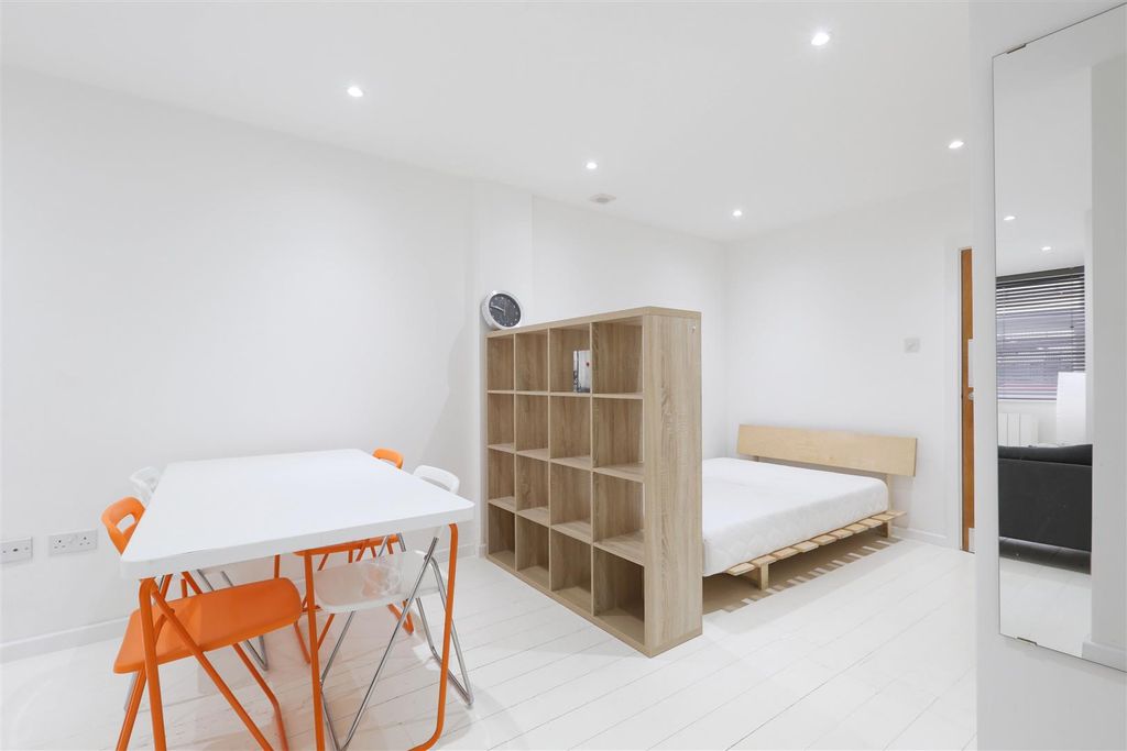 Property photo 2 of 10 Studio Room