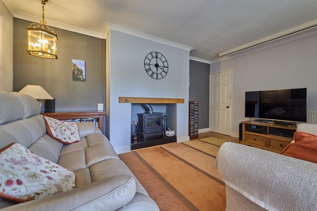 Property photo 2 of 16 Avenue South_4.Jpg
