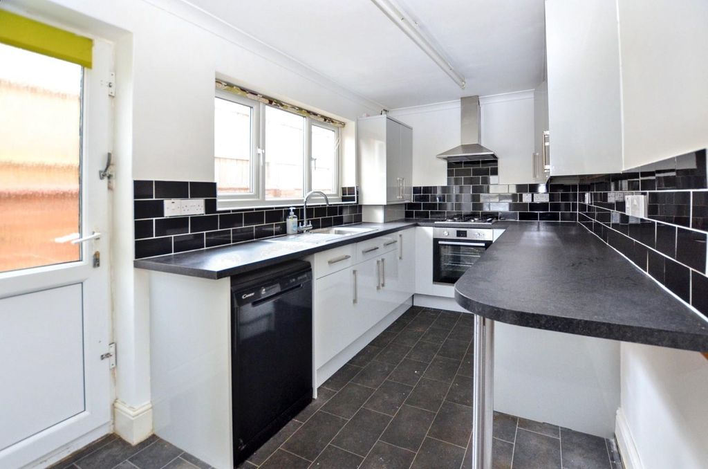 Property photo 2 of 10 Kitchen