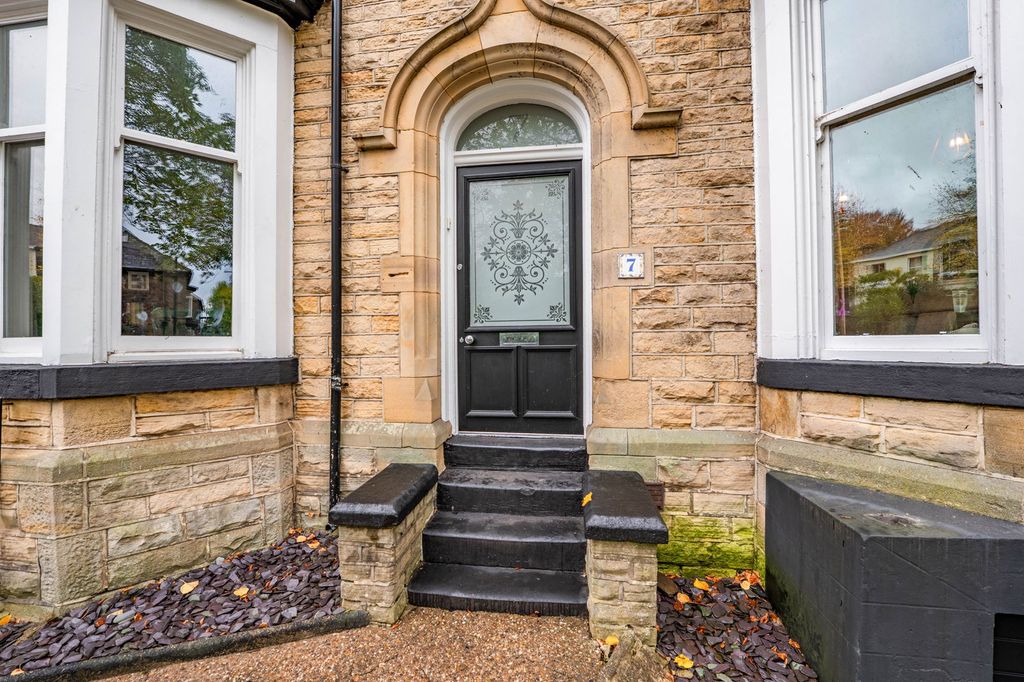 Property photo 2 of 40