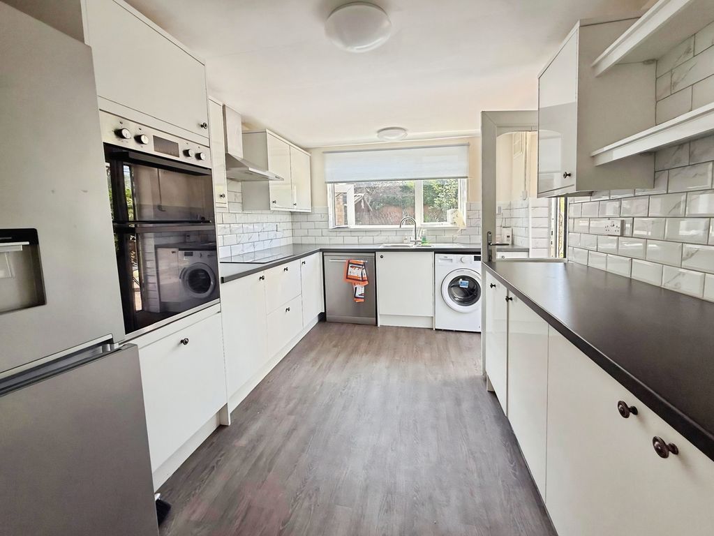 Property photo 3 of 10 Kitchen