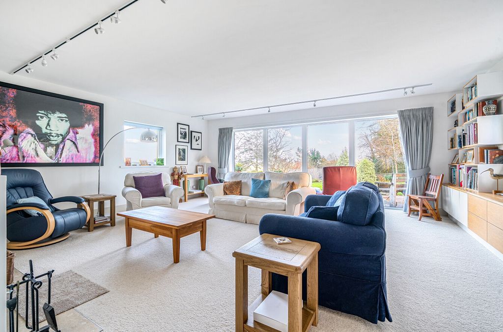 Property photo 2 of 28 Lounge