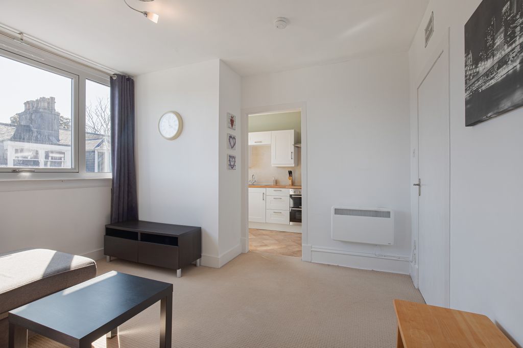 Property photo 3 of 10 Living2