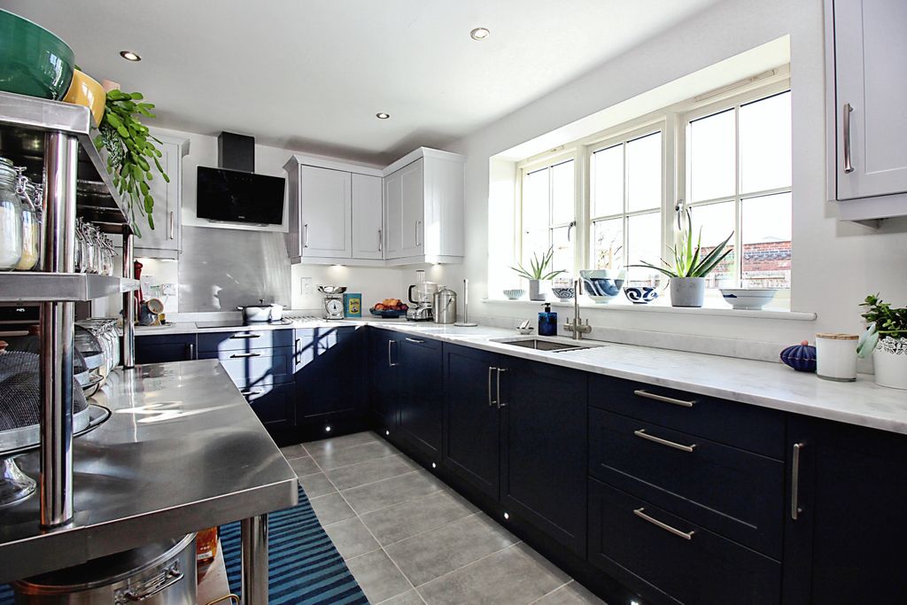 Property photo 2 of 16 Kitchen