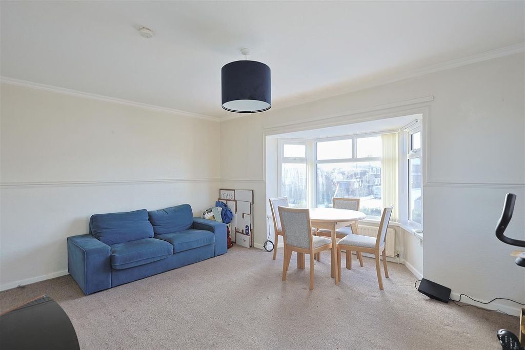 Property photo 2 of 11 F023042E-9Bc3-431D-83Db-209079EE3E25_1_201_A.Jpeg