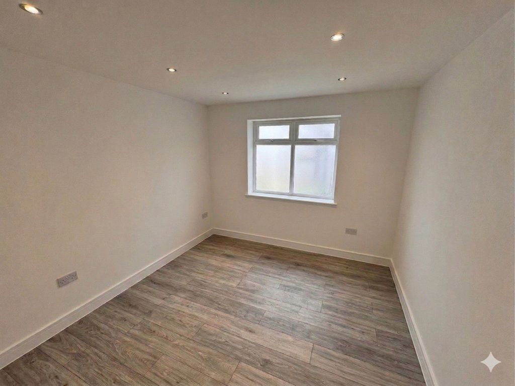 Property photo 2 of 2 Picture No. 05