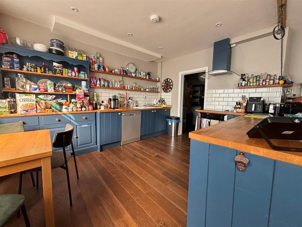 Property photo 3 of 10 Kitchen
