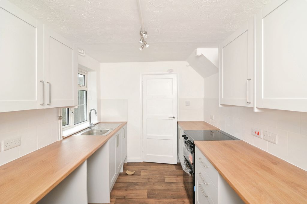 Property photo 3 of 19 Kitchen
