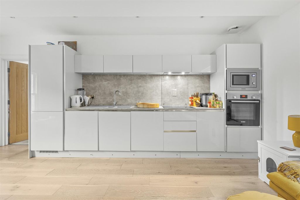 Property photo 3 of 14 Flat 3 Priory Villas, Priory Road, Hp13 6Gz-7.Jpg