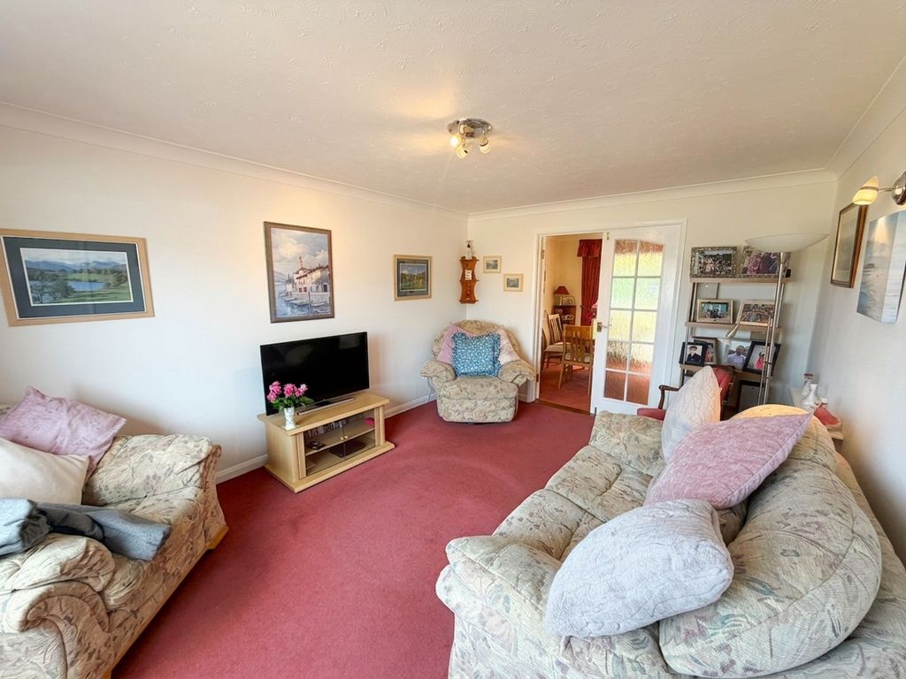 Property photo 2 of 16 Lounge