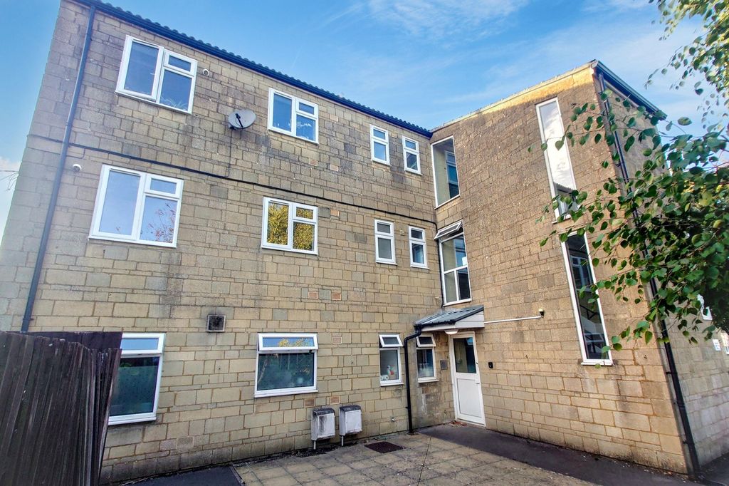 Property photo 2 of 15 64 Stepstairs Lane, Cirencester, Gloucestershire, Gl7 1La