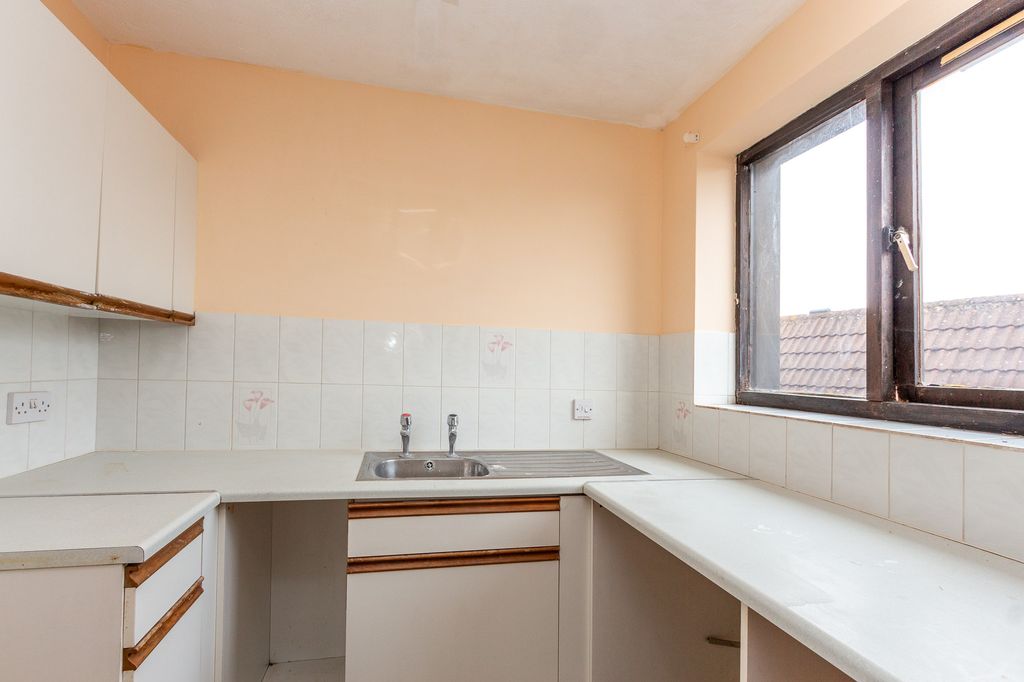Property photo 3 of 6 Kitchen