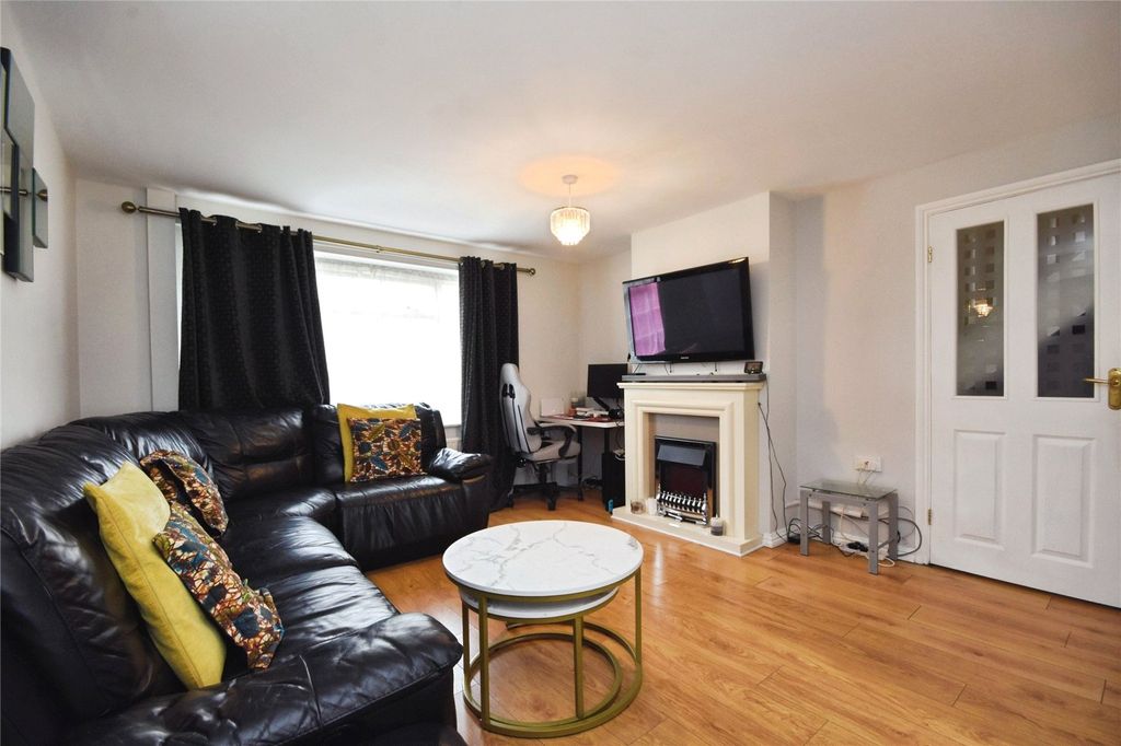 Property photo 3 of 14 Lounge