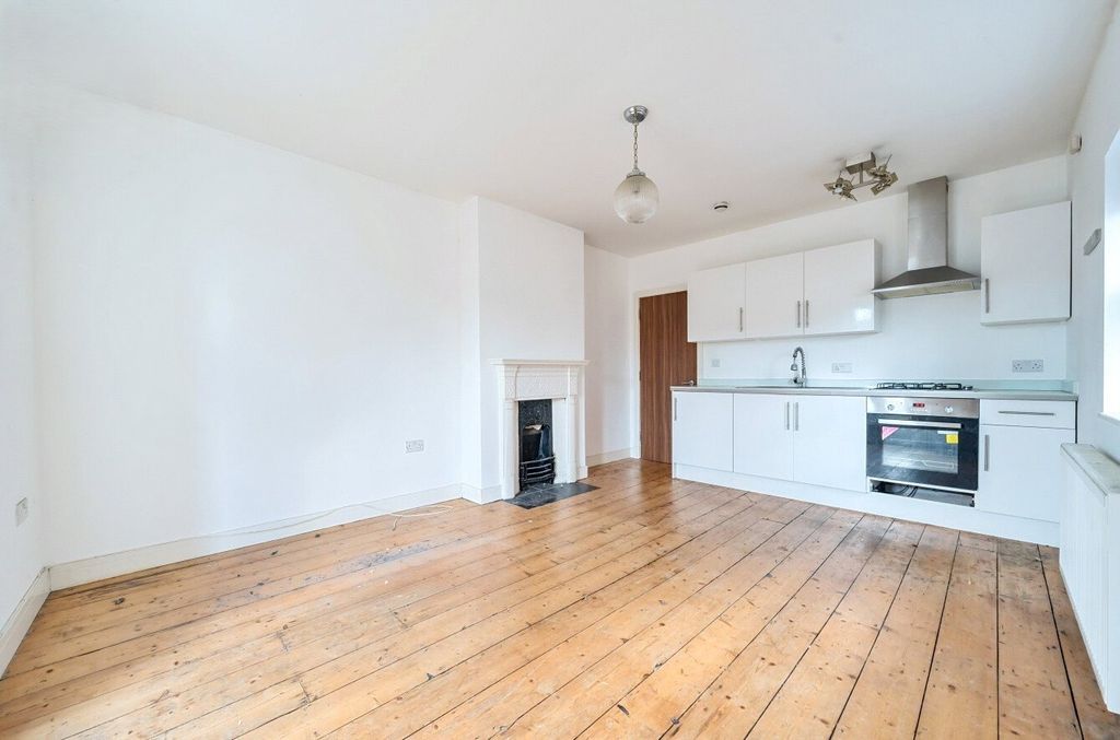 Property photo 2 of 8 Picture No. 12