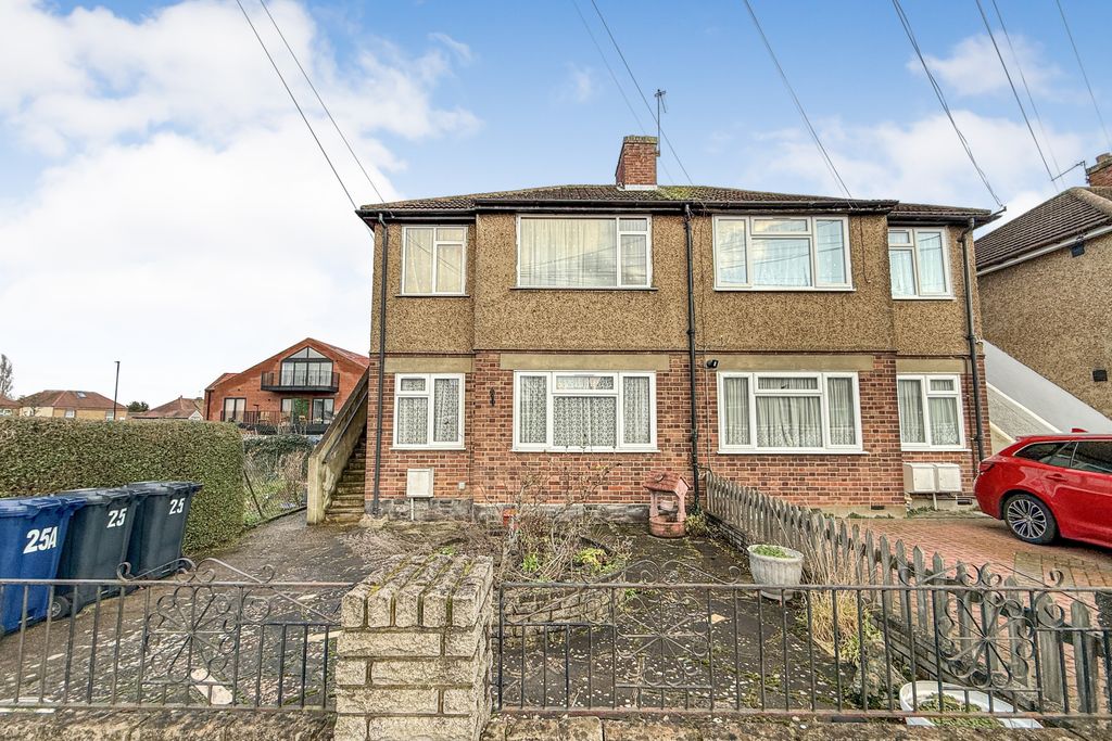 Property photo 1 of 19 25 Braund Avenue, Greenford, Greater London, Ub6 9Jg