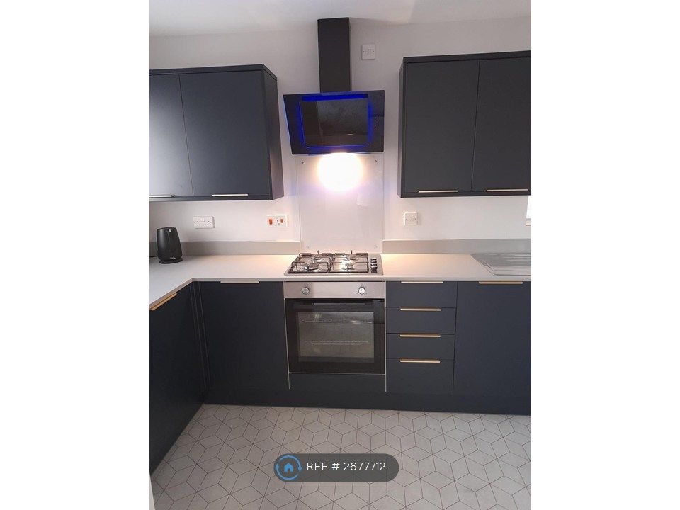 Property photo 3 of 12 New Modern Fitted Kitchen