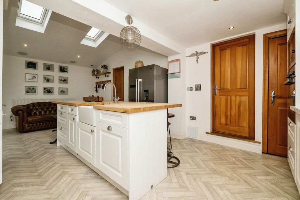 Property photo 1 of 17 Kitchen