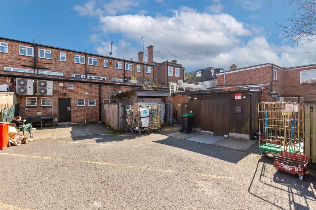 Property photo 3 of 27 34D & 34E High Street, Alton, Hampshire, Gu34 1Bd