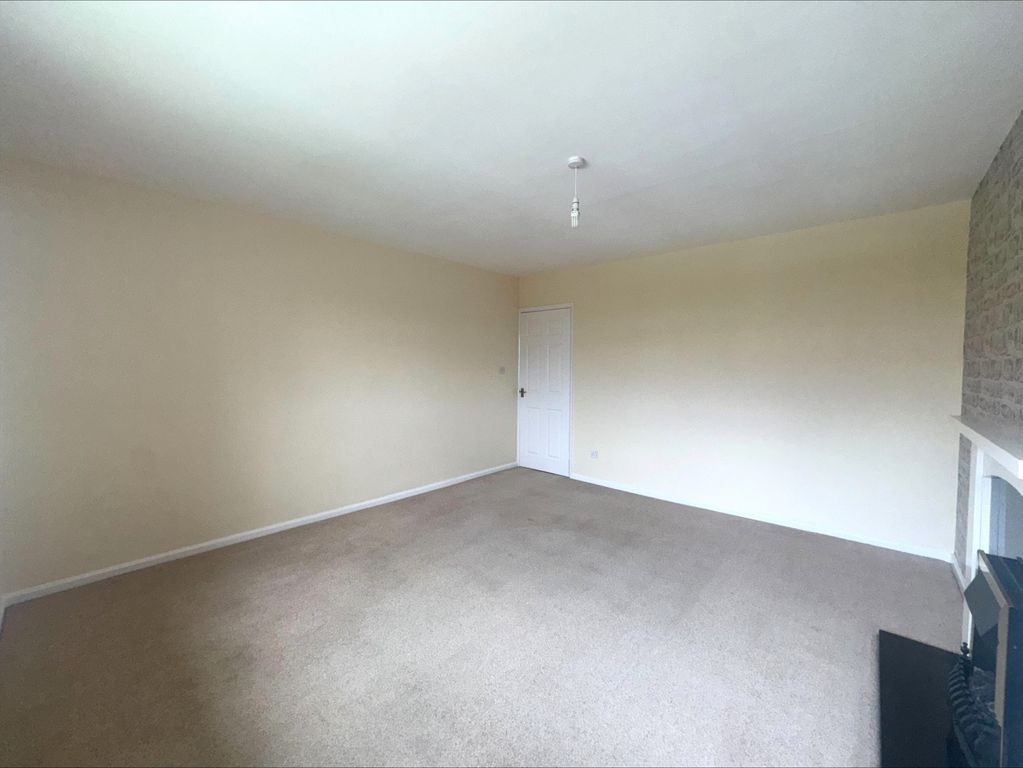 Property photo 3 of 11 Living Room