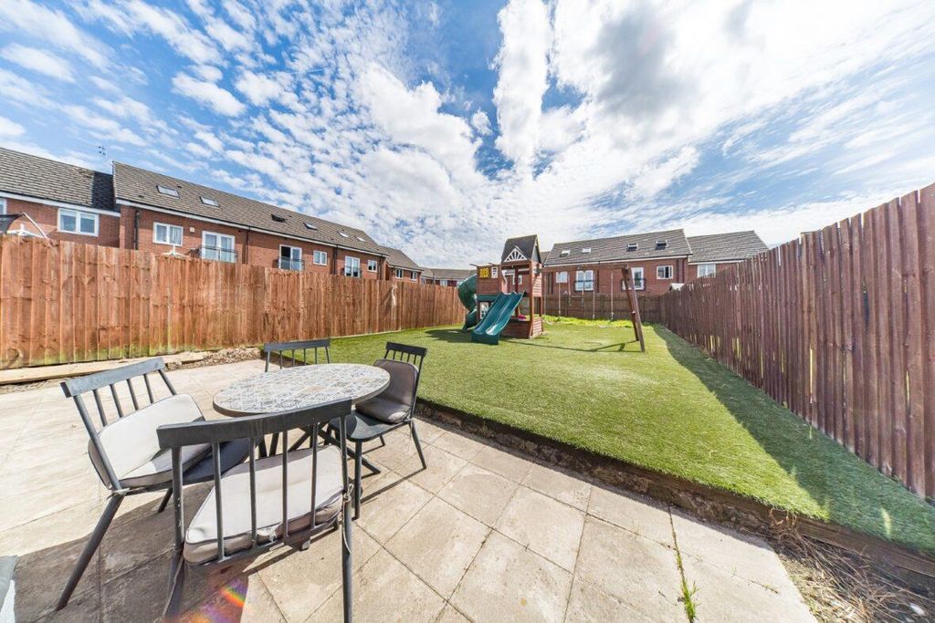 Property photo 3 of 15 8 Riverside Mews Garden 2.Jpg