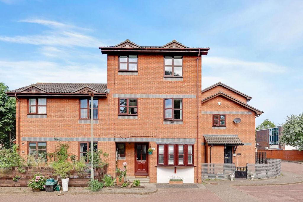 Property photo 2 of 15 12-2515Jhpropworld - 22 Tarragon Grove - 43-Medium