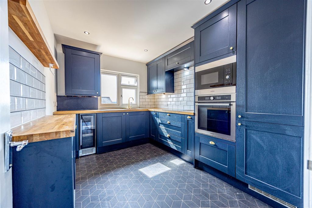 Property photo 3 of 9 Kitchen