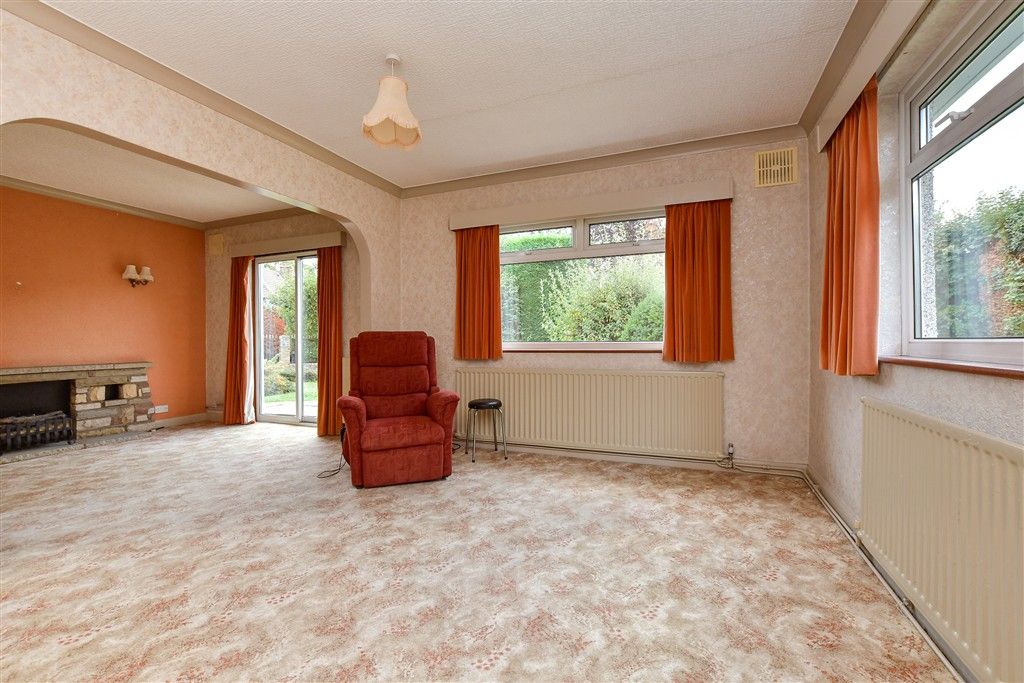 Property photo 3 of 16 Lounge