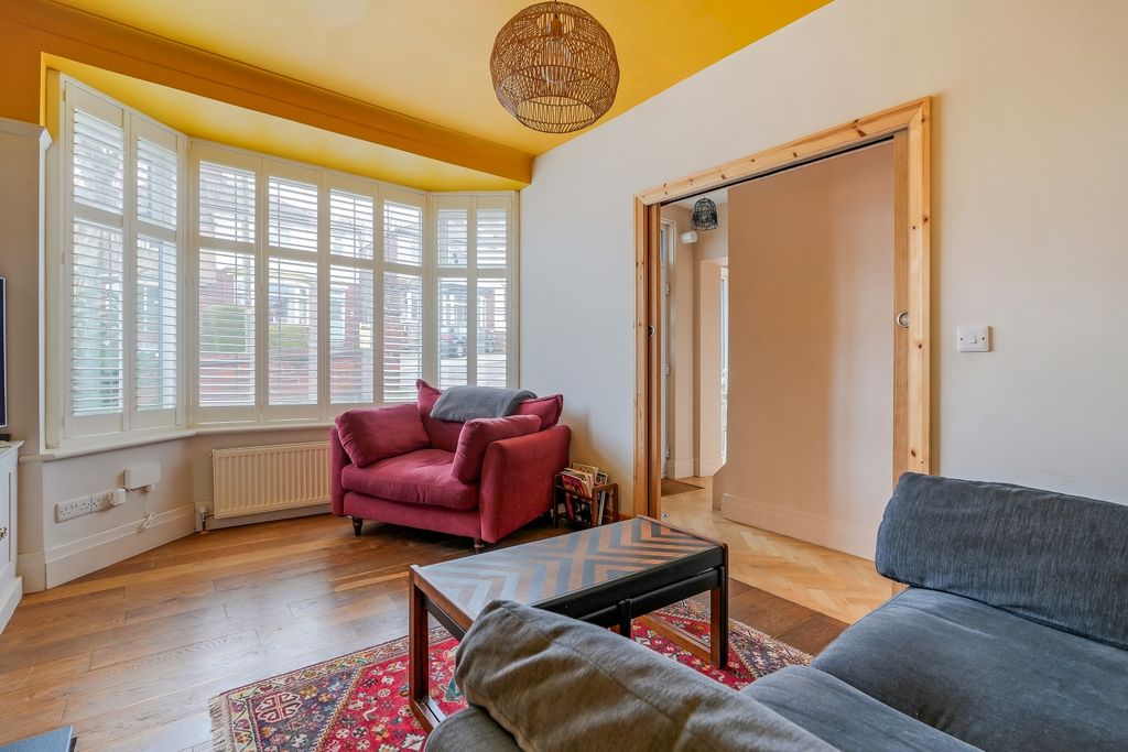 Property photo 3 of 26 Lounge