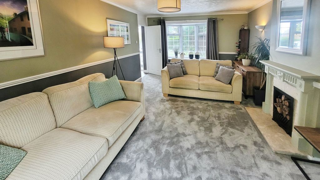 Property photo 3 of 19 Lounge