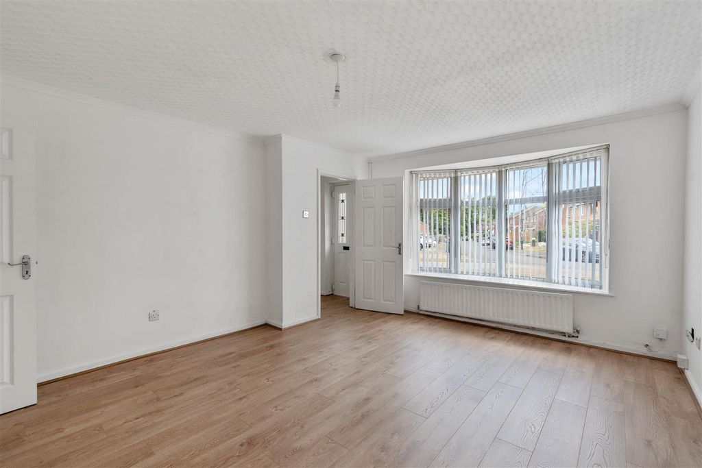 Property photo 2 of 15 18 Potton Close Nwm (9 Of 18).Jpg