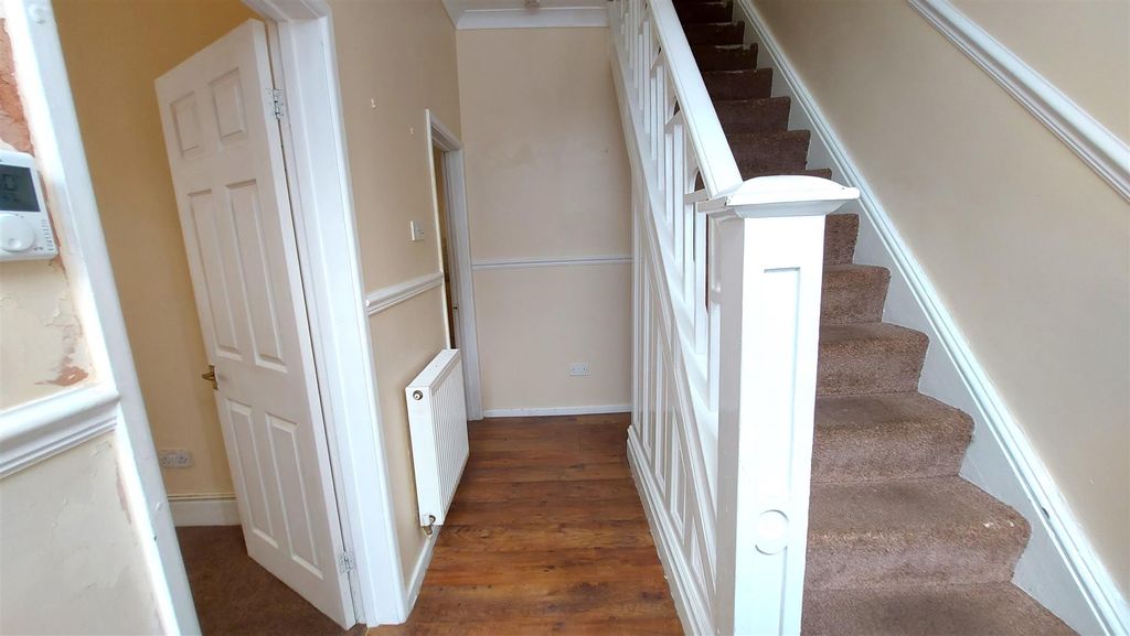 Property photo 2 of 17 Entrance Hall