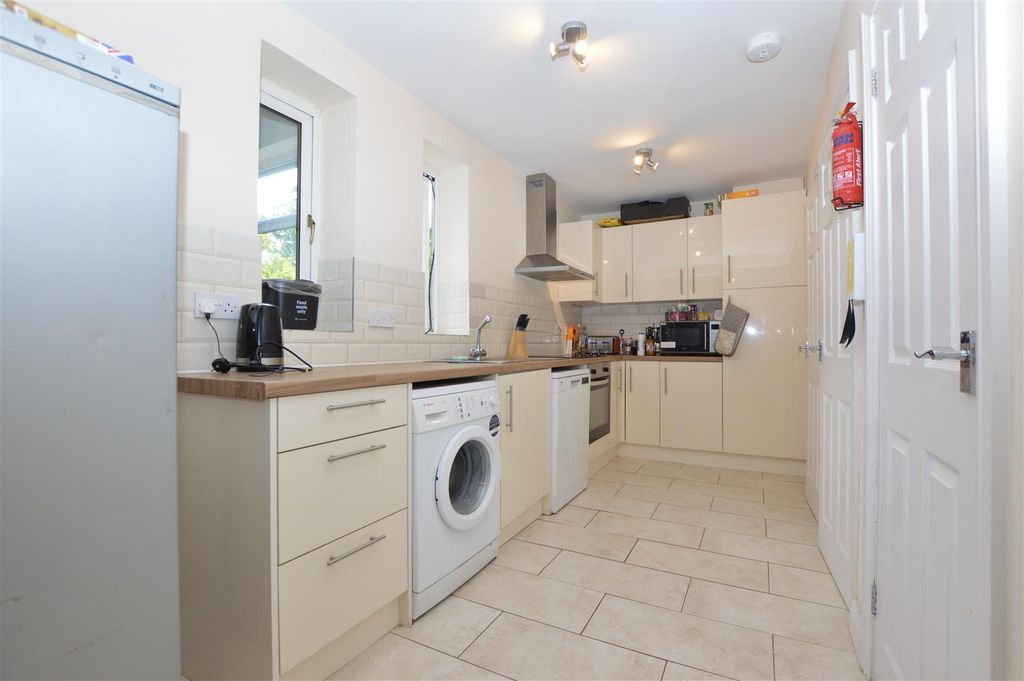 Property photo 2 of 11 Kitchen