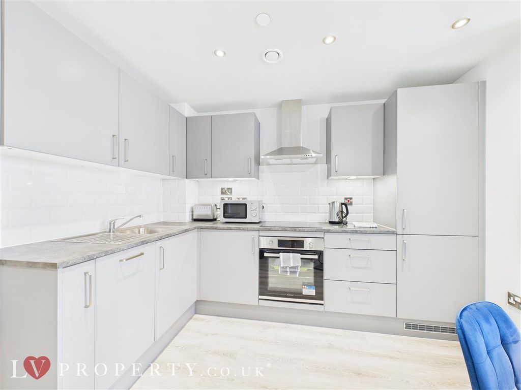 Property photo 2 of 8 Cam05016G0-Pr0088-St