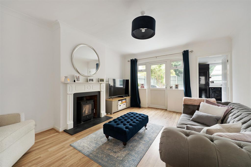 Property photo 2 of 37 Albert Road, E18
