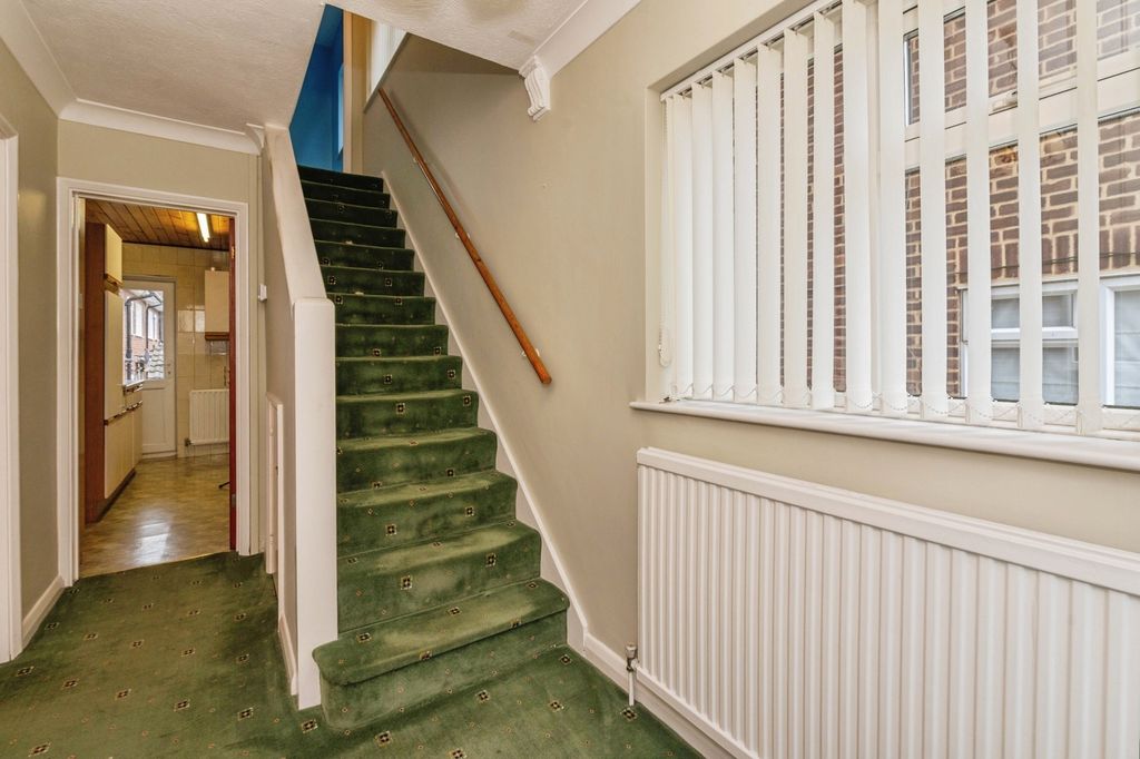 Property photo 2 of 18 Entrance Hallway