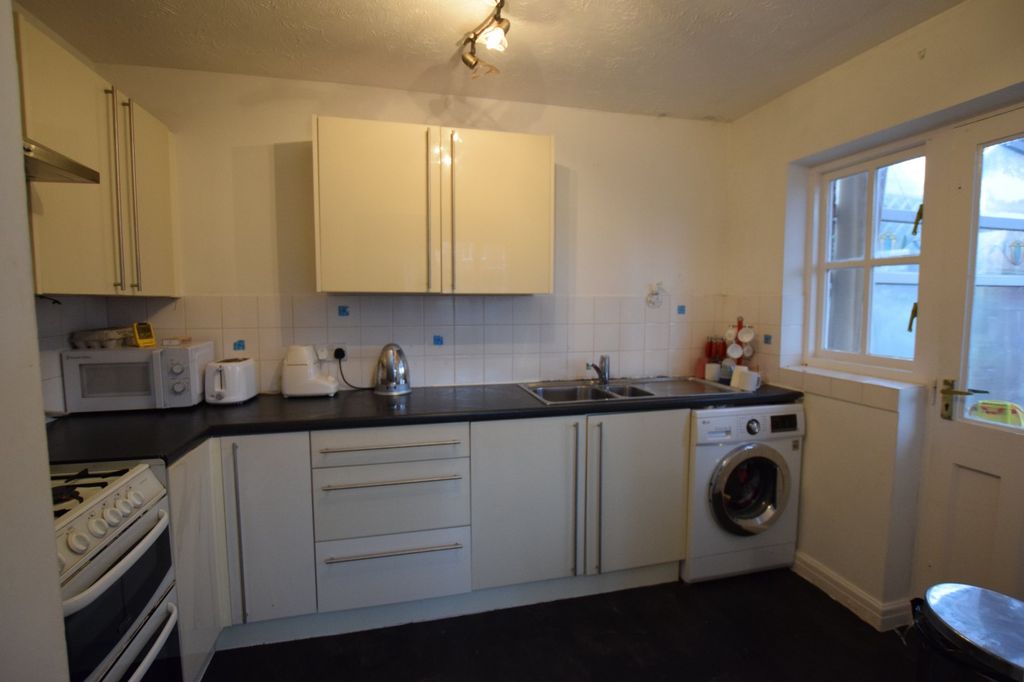 Property photo 3 of 4 Kitchen