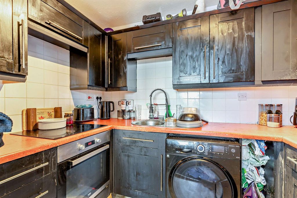 Property photo 3 of 7 8664943-Interior05-800.Jpg