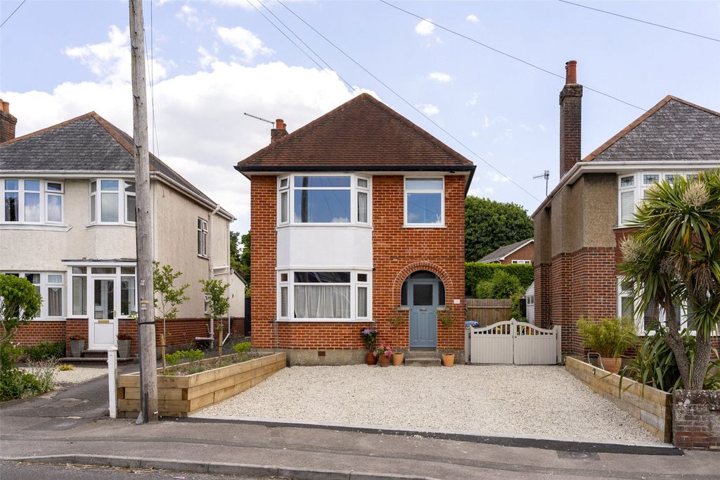 Property photo 1 of 33 Hennings Road