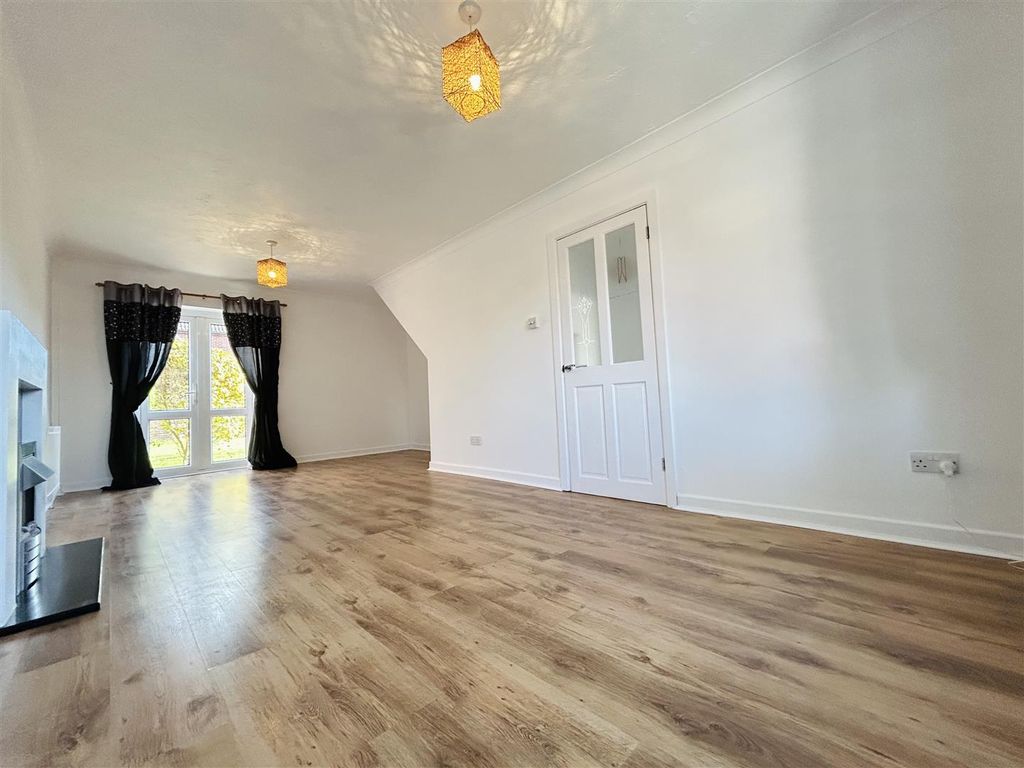 Property photo 2 of 18 Lounge