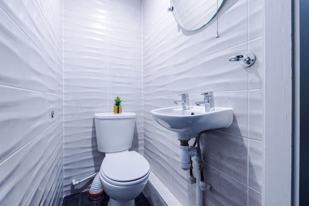 Property photo 2 of 16 58 Richmond Mount, Bathroom 2