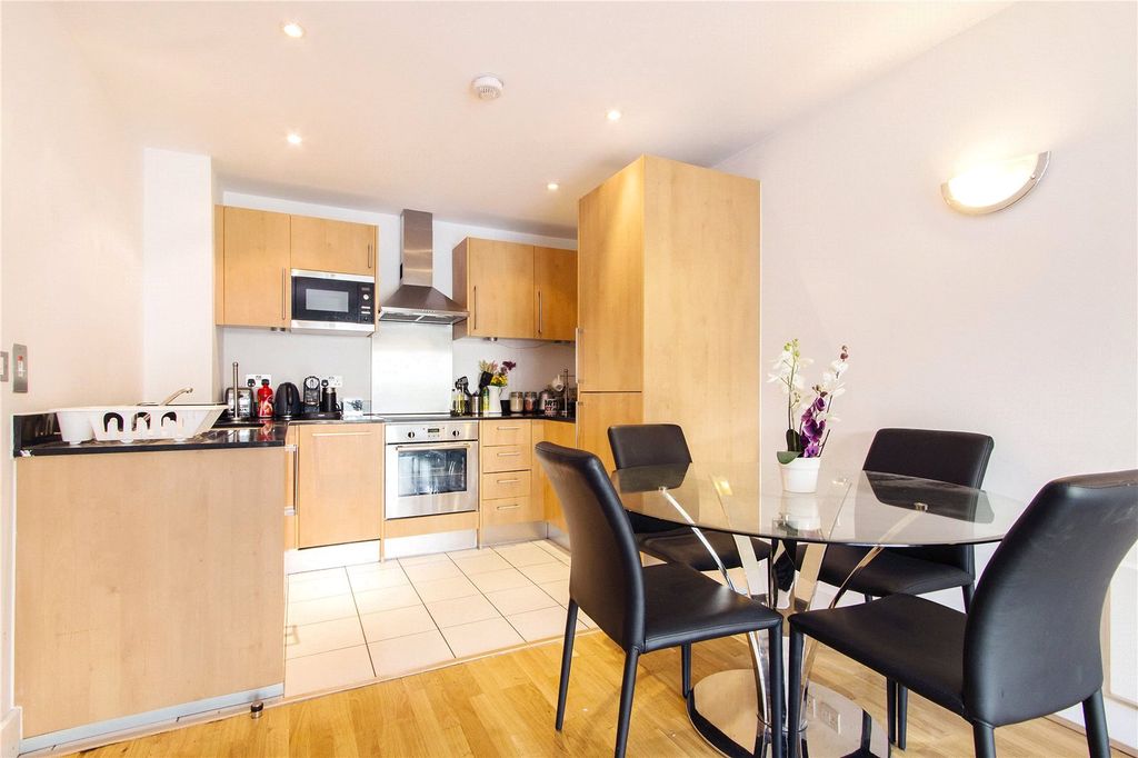 Property photo 3 of 6 Reception/Kitchen